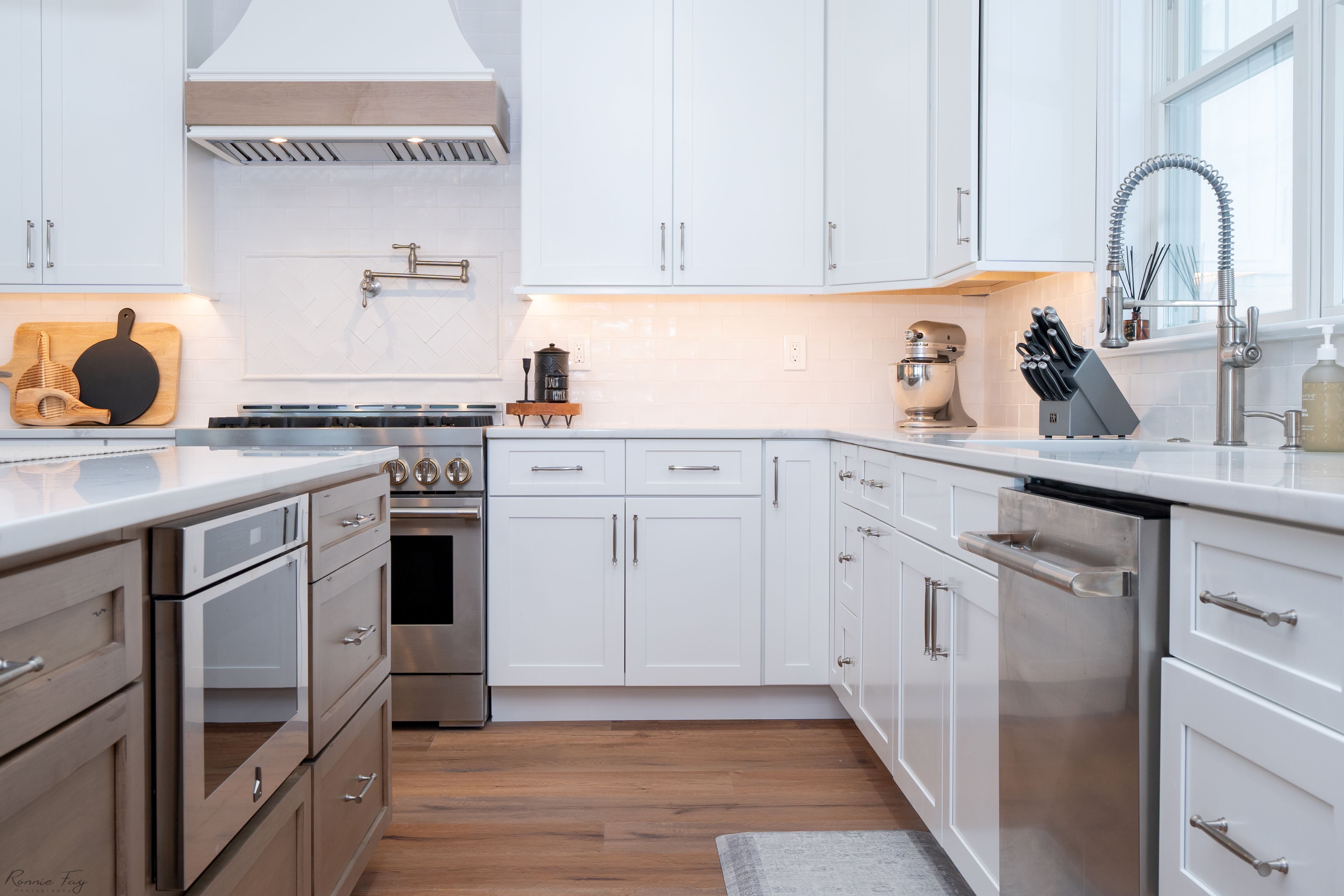 Blend Wood & White: Chic Cabinets & Kitchen Accents
